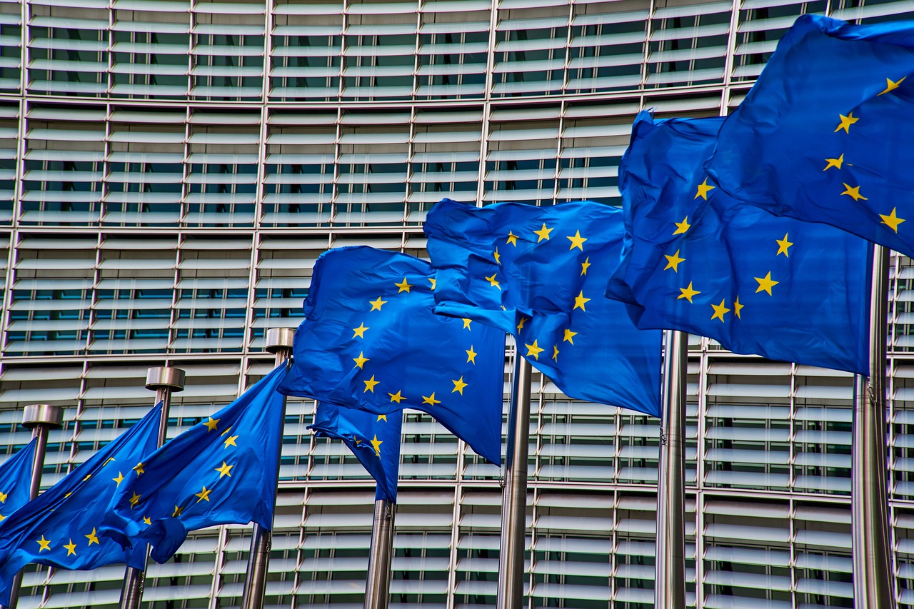 Brüssel Europa Fahnen © pixabay/NakNakNak