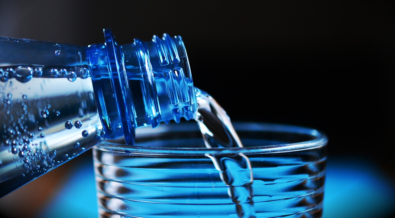 Wasser in einer Wasserflasche. © Bild von congerdesign auf Pixabay