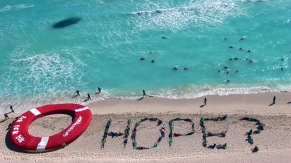 Strand mit Rettungsring Hope - Filmstill aus Youth Unstoppable © BJF