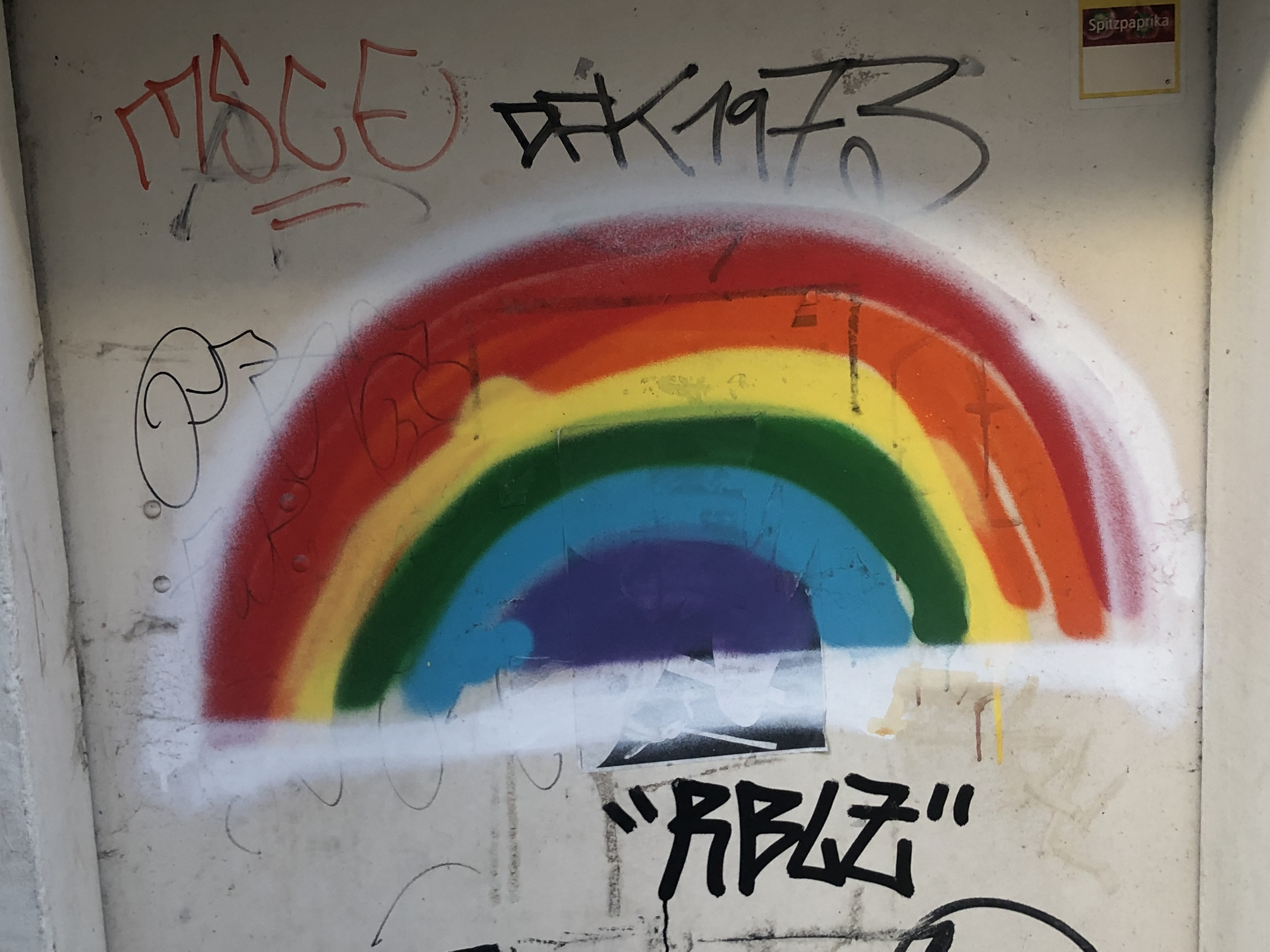 Regenbogen-Graffiti an Tür