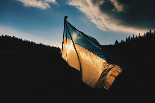 Flagge der Ukraine im Gegenlicht © Max Kukurudziak on Unsplash.com
