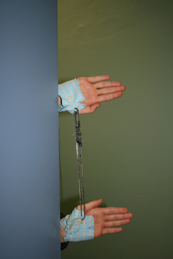 Hände mit Handschellen aus Textilmaterialien (Kreativprojekt) © Uwe der Luck / entstanden im Kunstprojekt STABIL der JVA in Koop. mit dem JIZ Hamburg