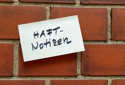 Haftnotizen © Haftnotizen: Jugendinformationszentrum Hamburg (JIZ); Mann von hinten vor Notizen: JVA Hahnöfersand