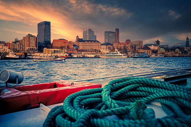 Hamburg Hafenskyline mit Tau © Albrecht Fietz auf Pixabay