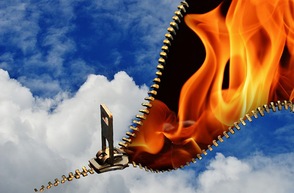 Reißverschluss öffnet Himmel und Feuer © Alexa auf Pixabay
