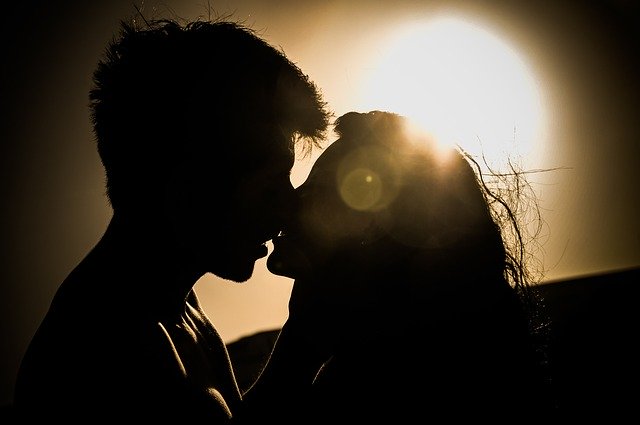Küssendes Paar im Sonnenuntergang © Free-Photos auf Pixabay