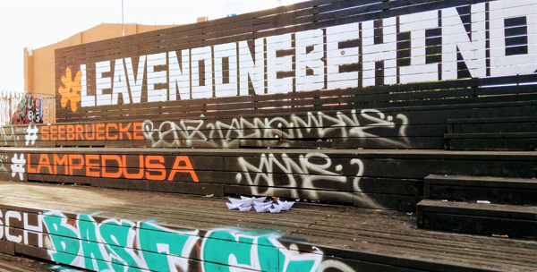 Papierboote vor Graffiti - leave no one behind © Jugendinformationszentrum Hamburg (JIZ)