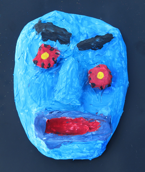 blaue Maske aus Pappmaché © (Strammer) Maks/Kunstprojekt STABIL der JVA Hahnöfersand in Koop. mit JIZ HH