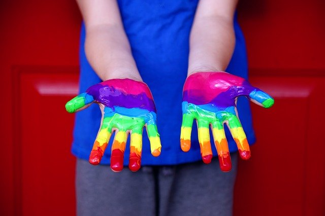 Kind mit bemalten Händen (Regenbogen) © SharonMcCutcheon auf Pixabay