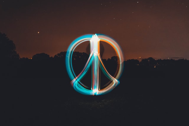 Peace-Zeichen als Lichtskulptur © Christian Wiediger on Unsplash
