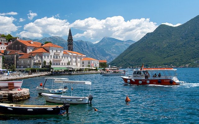 Ansicht von Perast in Montenegro (Häuser, Berge, Wasser, Boote)  © pixelRaw auf Pixabay