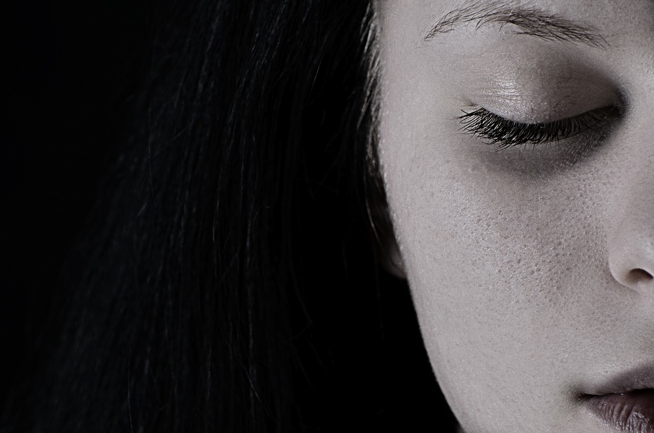 halbes Gesicht mit geschlossenen Augen vor schwarzem Hintergrund © Pixabay/422694