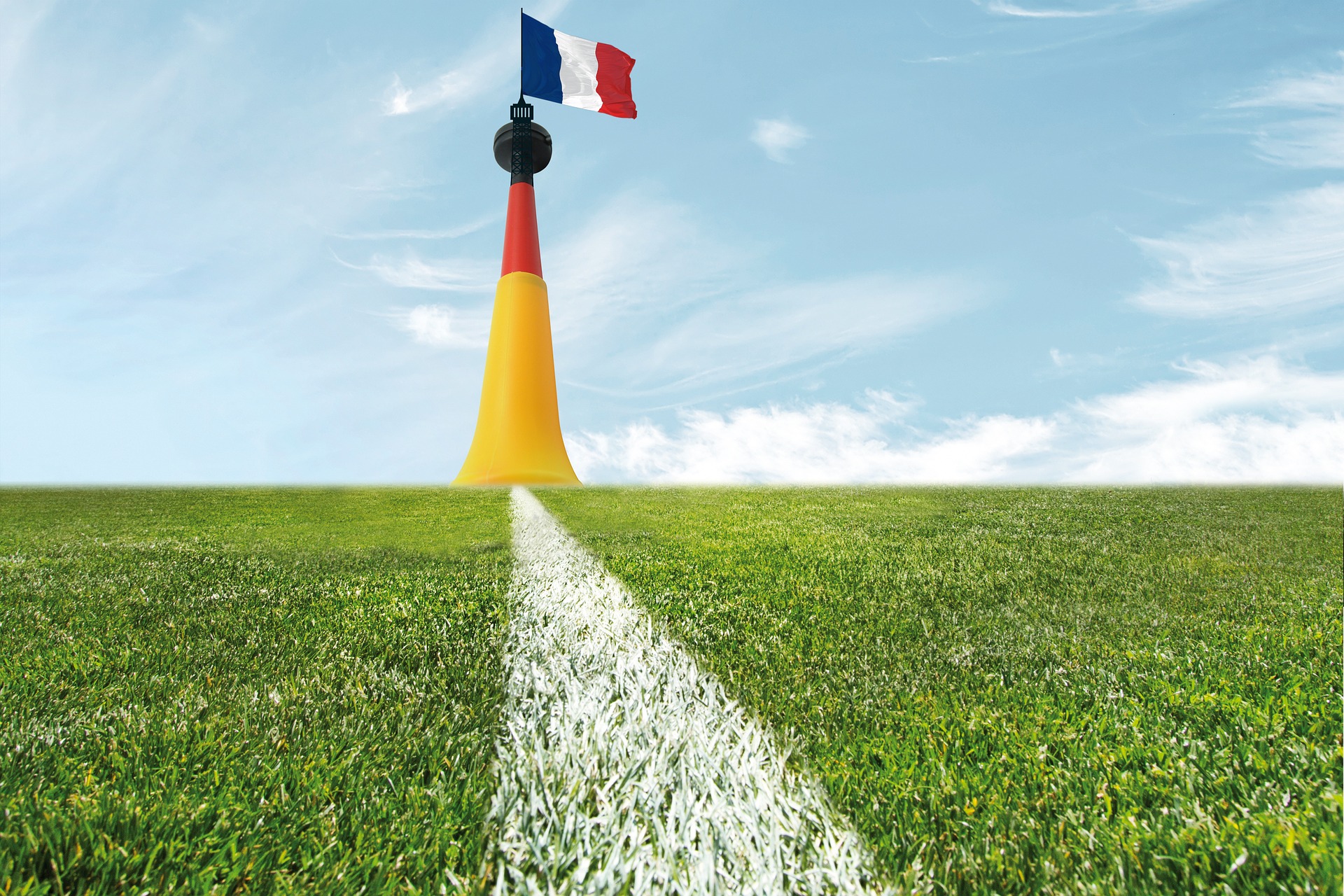 Auf einem grünen Rasen steht ein Turm in in Farben schwarz, rot gold. Auf der Spitze des Turms weht die französische Fahne. © stux by pixabay