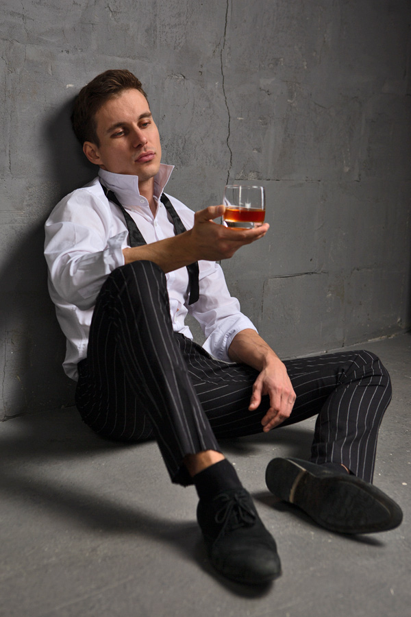 junger Mann, am Boden sitzend, an Wand gelehnt © Denis Inanov/AdobeStock