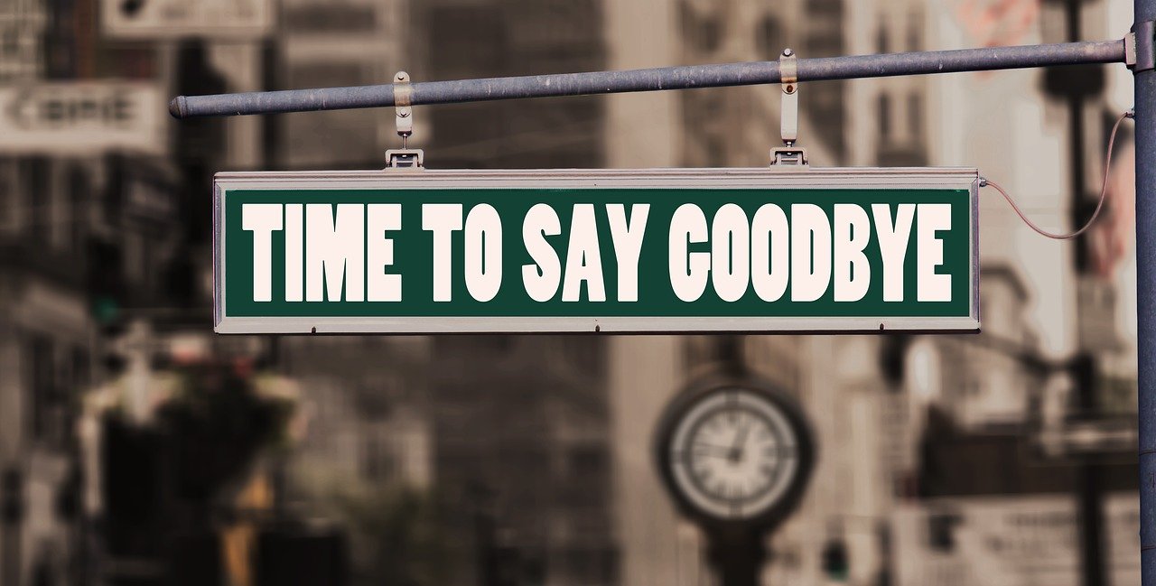 s/w Foto von einem straßenschild in den "Time to say goodbye" steht © Gerd Altmann auf Pixabay