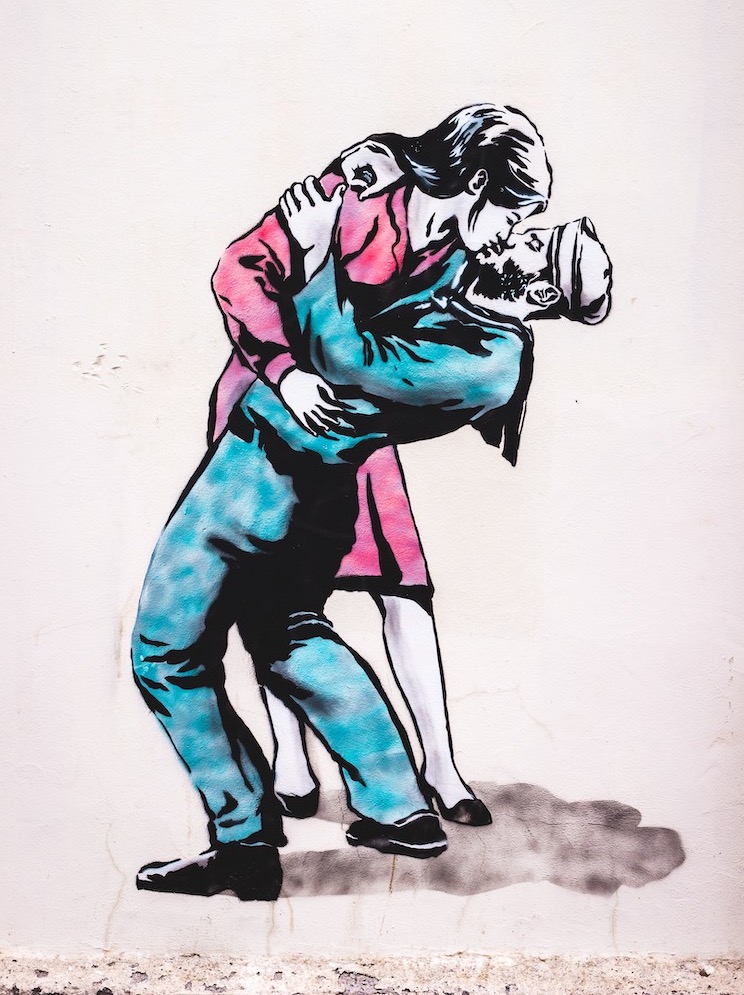 küssendes Paar, angelehnt an ein Foto zum Ende des WW2, mit verteilten Geschlechterrollen Street Art von thepinkbear.rebel in Glasgow © Crawford Jolly auf unsplash.com