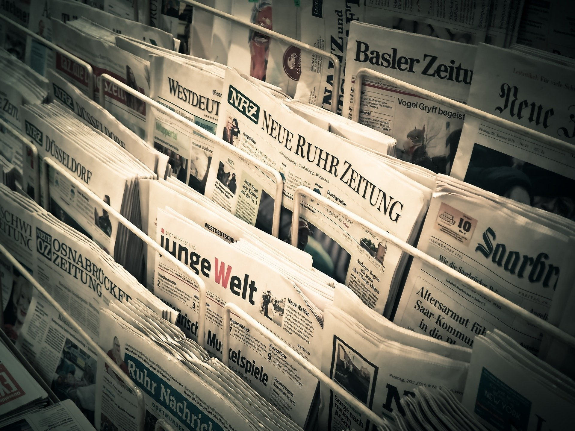 Zeitungen in einem Zeitungsständer. © MichaelGaida by Pixabay