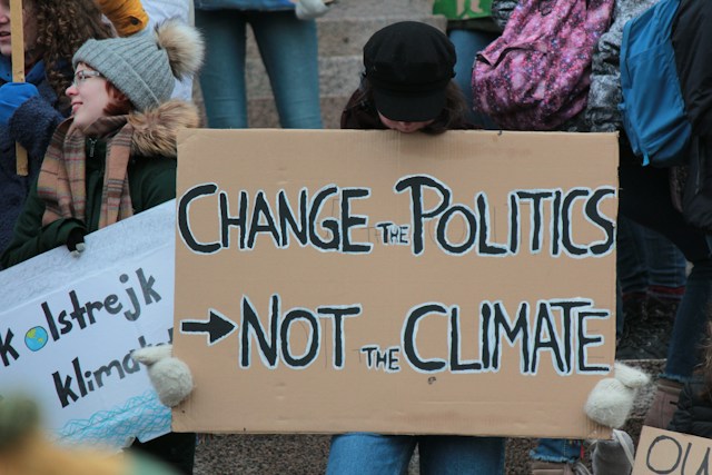 Protestplakat gegen Klimawandel © Tania Malrechauffe auf Unsplash.com