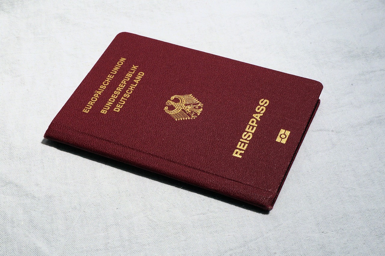 Ein Reisepass liegt auf einem weißen Tuch. © Bild von Andreas Lischka auf Pixabay
