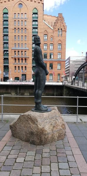 Bronzestandbild in Hamburg © by JIZ / Annett Schuster