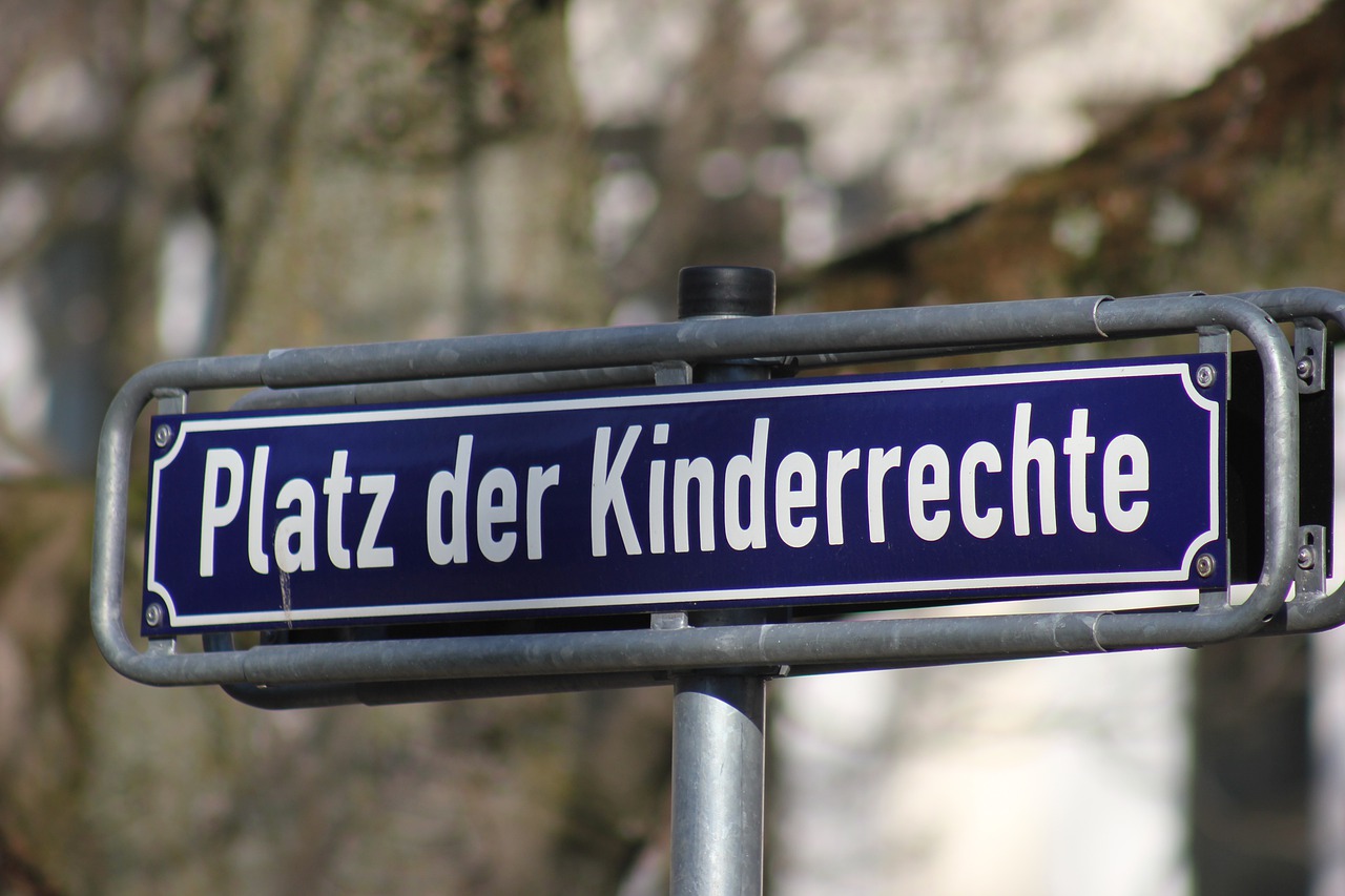 Strassenschild mit der Aufschrift: "Platz der Kinderrechte" © DominikRh auf pixabay